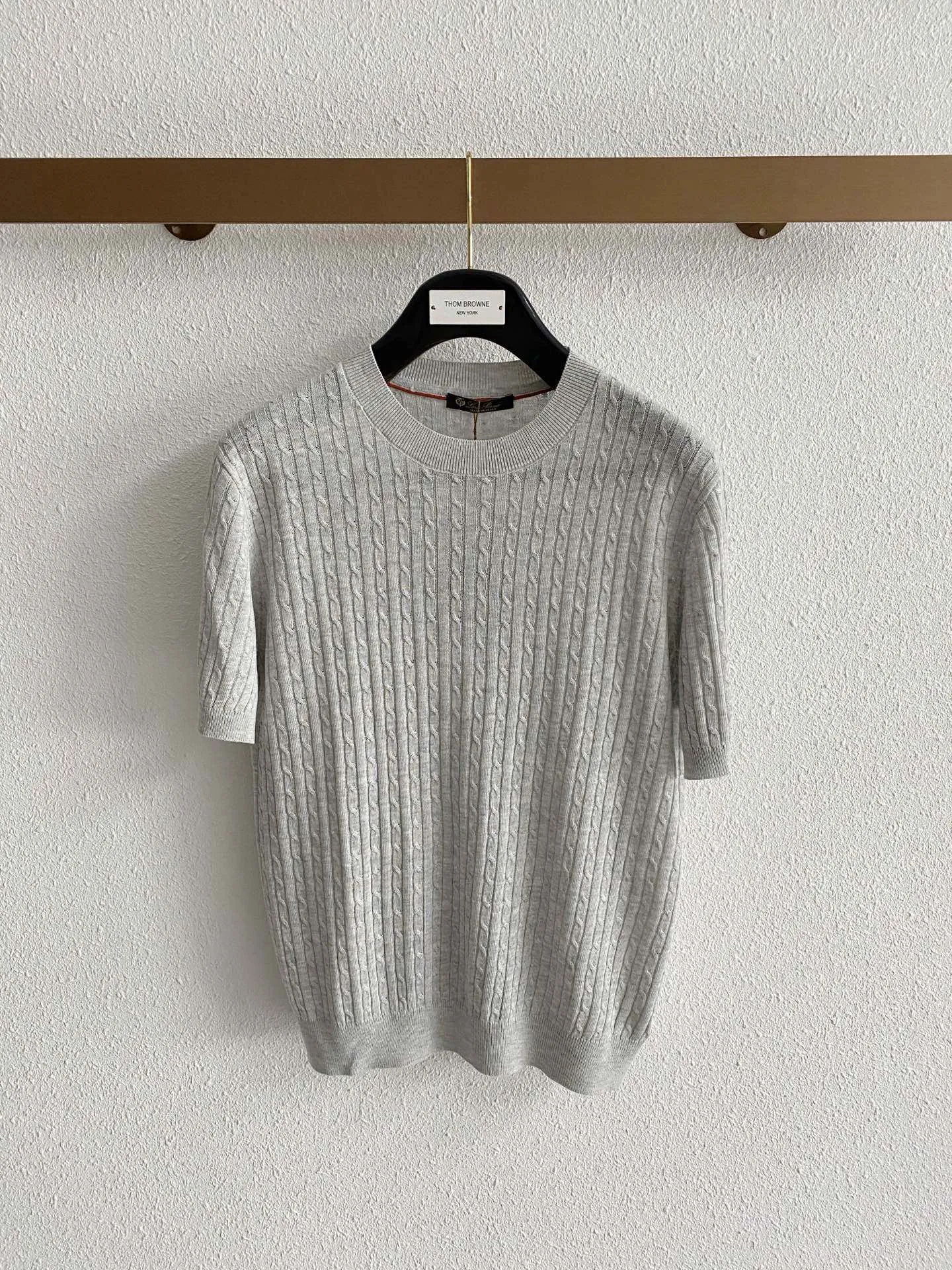 Loro Piana's entire piece of clothing is made of vertical twist cable weaving, with a retro sense of sophistication. Compared with smooth ordinary T-shirts, it has a stronger texture and high-end feel, and is also visually slimmer. There is the brand's iconic Red webbing on the inside of the collar, which is a common detail design of LP. It is low-key and noble, and it also embodies the "logo-free high-end feeling". Sizes:M-3XL